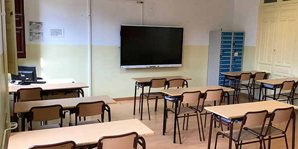 Aula convencional vista desde la izquierda del colegio El Porvenir