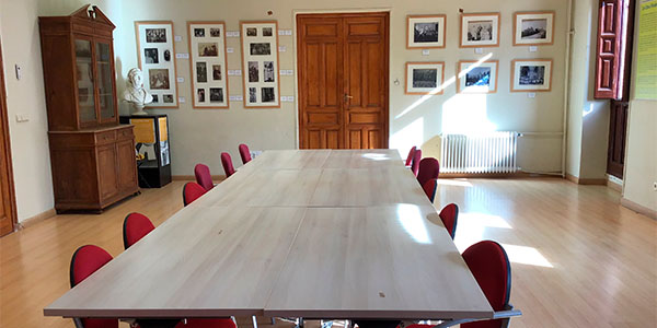 sala-noble-mesa-fondo Sala Noble del colegio El Porvenir